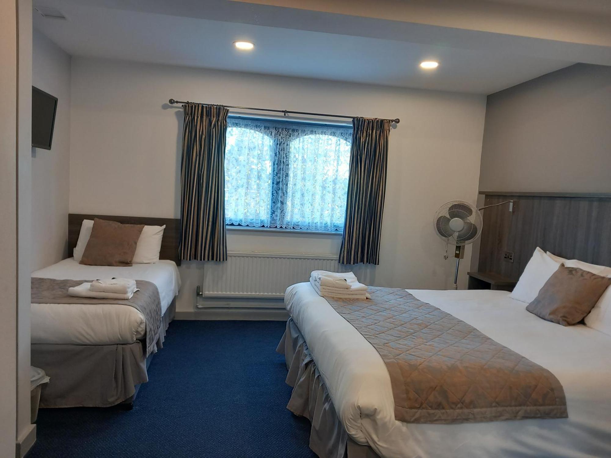 Sandown Park Lodge Esher Extérieur photo