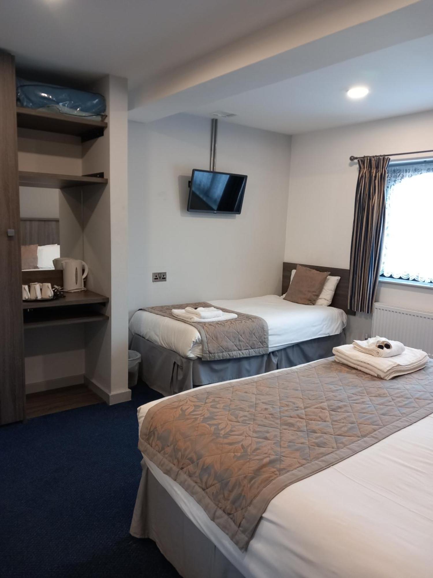 Sandown Park Lodge Esher Extérieur photo