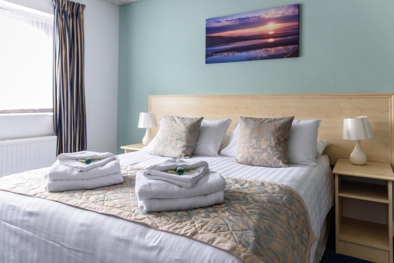 Sandown Park Lodge Esher Extérieur photo