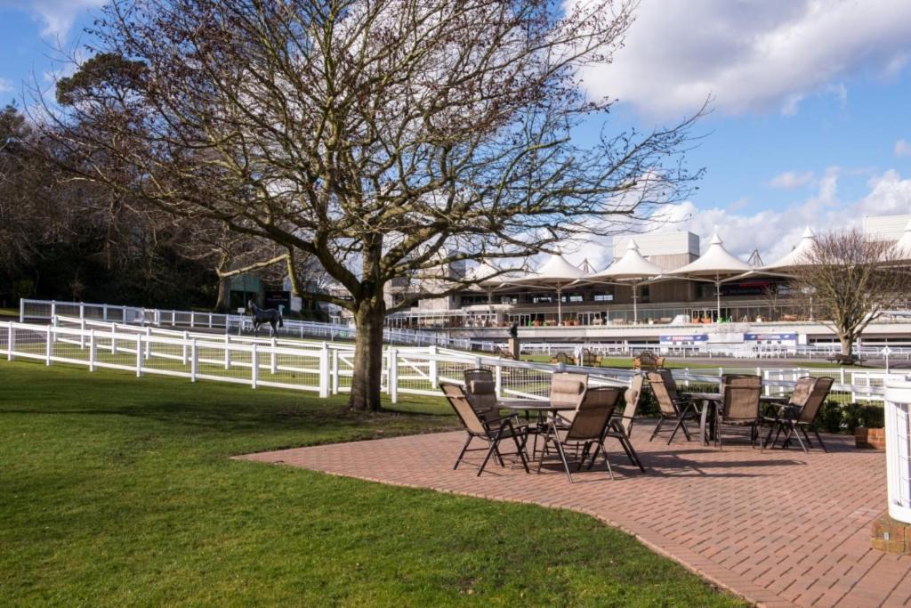 Sandown Park Lodge Esher Extérieur photo