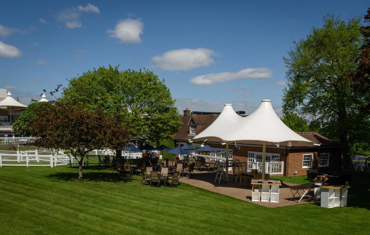 Sandown Park Lodge Esher Extérieur photo